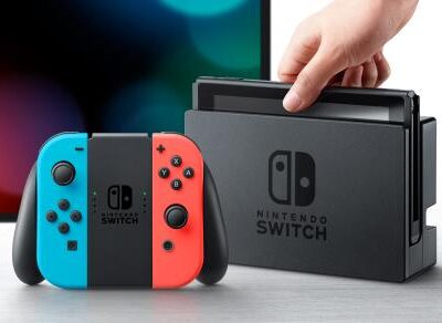 Console Nintendo Switch noire avec manettes Joy-Con droite rouge néon et Joy-Con gauche bleue néon